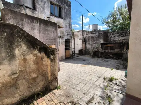 Casa 6 ambientes con 2 baños