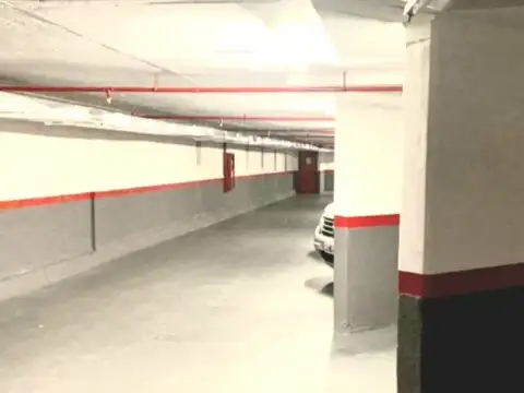 Cochera fija cubierta con portón automático