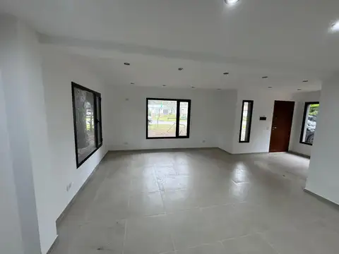 VENTA CASA EN OBRA , YA POR FINALIZAR,  TIPO DUPLEX  SOBRE AV. INTERBALNEARIA .ZONA RESIDENCIAL. TERCER PROYECTO  SIMILAR