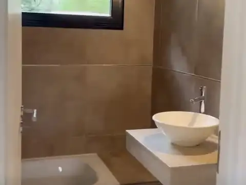 VENTA CASA EN OBRA , YA POR FINALIZAR,  TIPO DUPLEX  SOBRE AV. INTERBALNEARIA .ZONA RESIDENCIAL. TERCER PROYECTO  SIMILAR