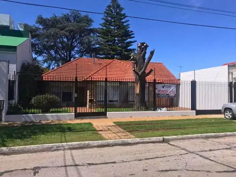 “Casa sobre dos terrenos en Bernal”