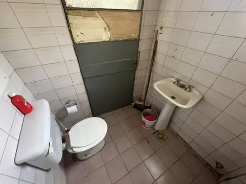 Local comercial en alquiler ubicado en La Plata. Av. 122 n2011