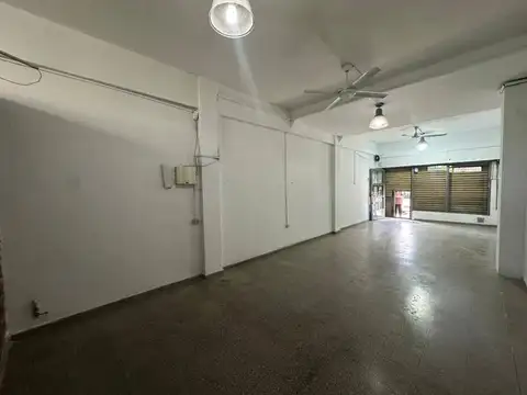 Local comercial en alquiler ubicado en La Plata. Av. 122 n2011