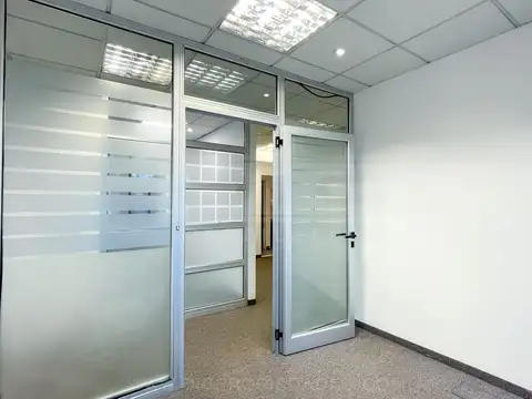 Oficina en Acassuso , en semipiso con varios despachos .
