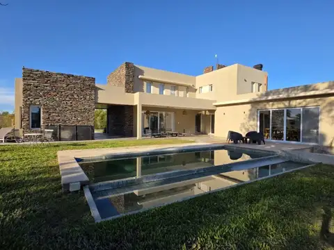 Casa moderna y luminosa de tres dormitorios, casi a estrenar en El Solar de Victoria