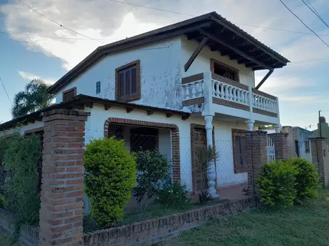 VENDO GRAN CHALET DE DOS PLANTAS MUY CERCA DEL CENTRO DE LA 