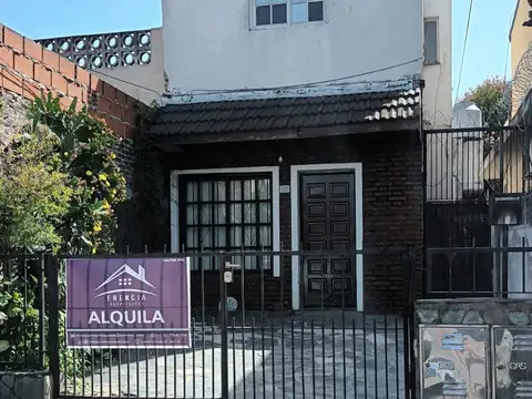 ALQUILER CASA AL FRENTE CON COCHERA