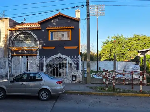 ALQUILER AMPLIA CASONA PARA USO COMERCIAL SOBRE BV. OROÑO