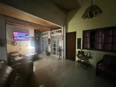 Casa 6 ambientes con 2 baños