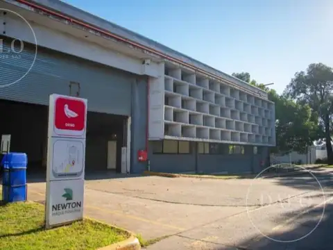 Amplio Deposito con Oficinas en Parque Industrial Newton
