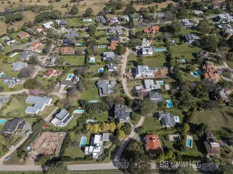 Casa 15 ambientes con 4 baños