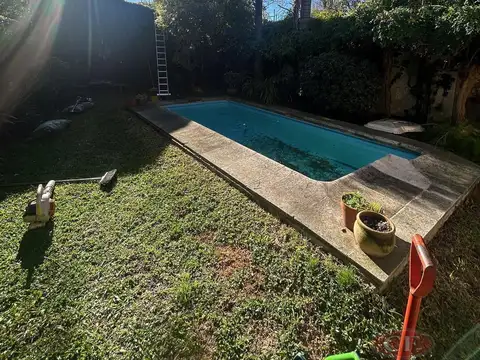 Muy linda casa en La Lucila - Calle Chelia  – 5 Dormitorios, Jardín y Pileta - Venta