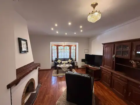 Casa en Venta con 3 cocheras