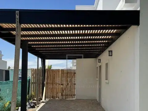 Casa en Alquiler con 2 cocheras