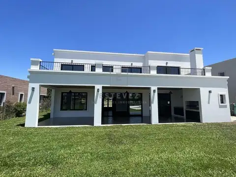 Casa 6 ambientes con 2 baños