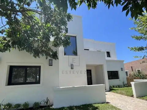 Casa a la laguna en alquiler, pileta. 3 dormitorios. Escritorio. Barrio Cerrado, Escobar