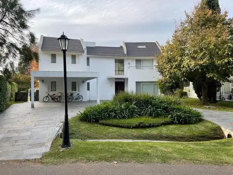 Casa en Venta en Abril Club De Campo, USD 650.000