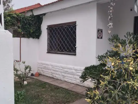 Casa en venta - 2 Dormitorios 1 Baño - 125Mts2 - Santa Teresita