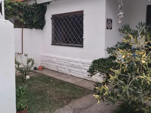 Casa en venta - 2 Dormitorios 1 Baño - 125Mts2 - Santa Teresita