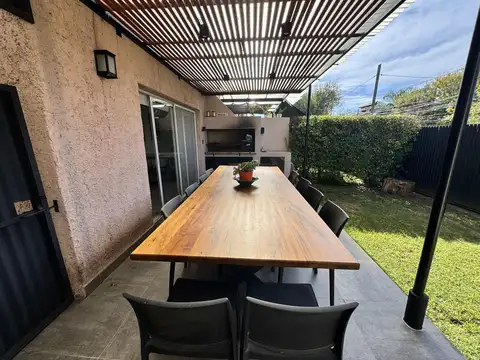 Casa 4 ambientes con 2 baños
