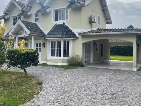 Casa 4 ambientes con 3 baños