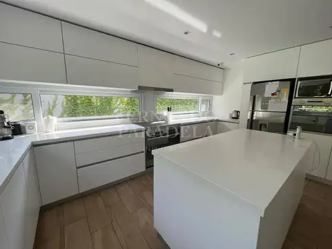 Casa 4 ambientes con 3 baños