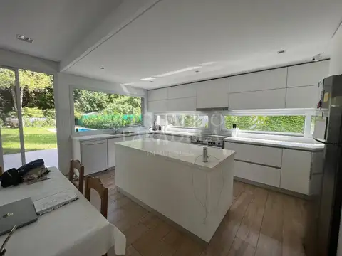 Casa en Venta con 4 cocheras