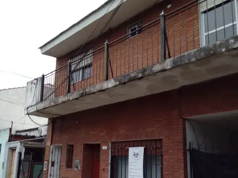 Departamento en planta alta con 2 habitaciones.