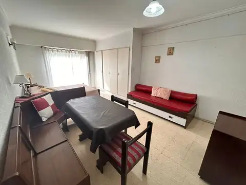 Alquiler 24 meses. Departamento de 1 Ambiente, Plaza Colon.