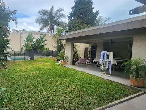 Casa Estilo Minimalista 4 Amb. 309 m² - Quincho - Pileta - Garage - Villa Luzuriaga - Barrio Marina