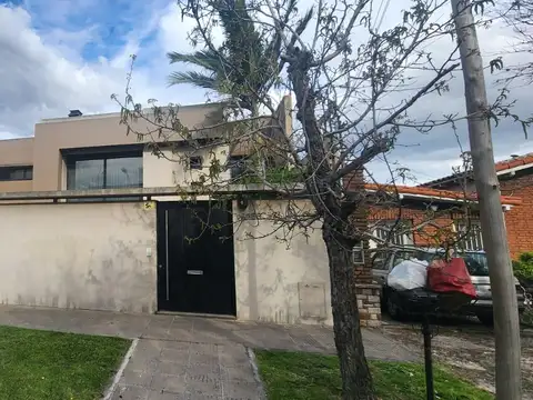 Casa Estilo Minimalista 4 Amb. 309 m² - Quincho - Pileta - Garage - Villa Luzuriaga - Barrio Marina