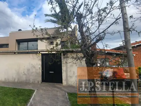 Casa Estilo Minimalista 4 Amb. 309 m² - Quincho - Pileta - Garage - Villa Luzuriaga - Barrio Marina