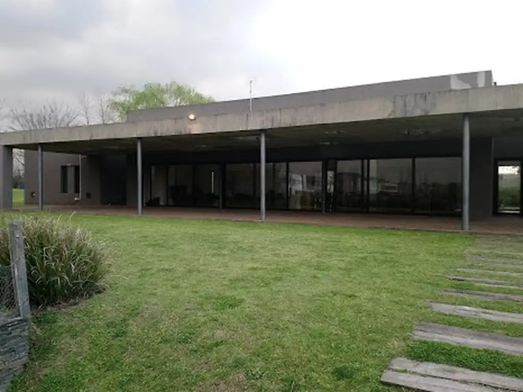 Áreas comunes piscina, club-house, juegos en La Legua