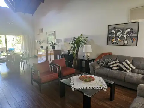Casa en Venta con 3 cocheras