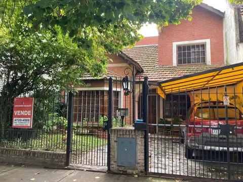 Hermosa casa en Martinez, con 263m2 de lote y226 m2 Cub. 3 Dorm Dep. entre Av Libertador y Vias.