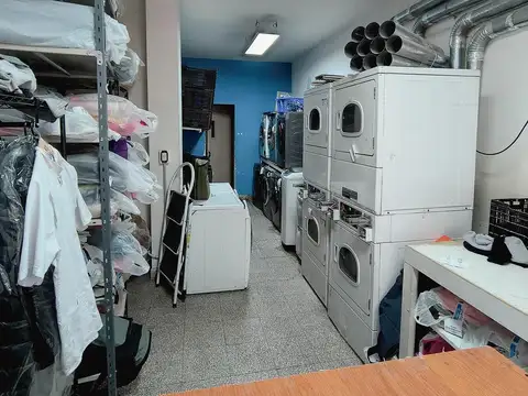 Local comercial vidriado al Frente
