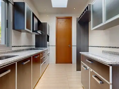 Casa 5 ambientes con 4 baños