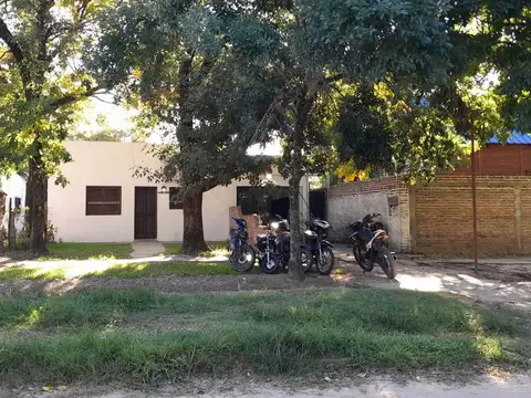 VENDO CASA CON GRAN TERRENO SOBRE AVENIDA EN ESQUINA!!!