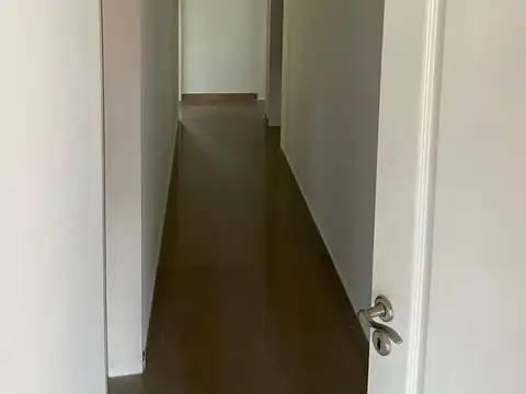 Casa de 4 ambientes en alquiler con pileta, cochera y parrilla