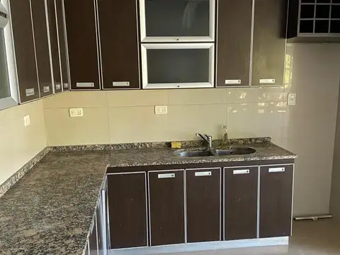 Casa en Alquiler con 3 cocheras