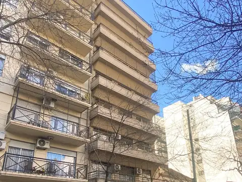 AMPLIO SEMIPISO DE 3 AMBIENTES 80 M2 CON PATIO