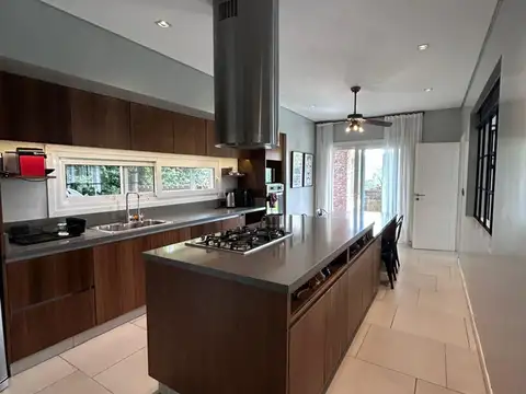 Casa 6 ambientes con 4 baños