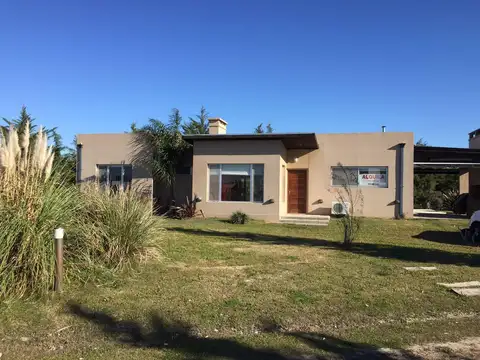Casa en venta dos dormitorios con patio y pileta - Puerto Roldan