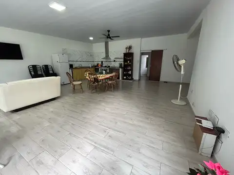 Casa 4 ambientes con 2 baños