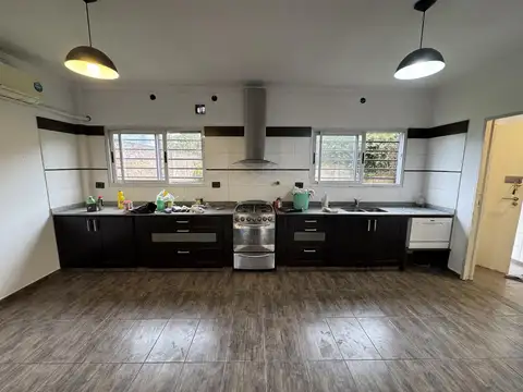 Casa 4 ambientes con 2 baños