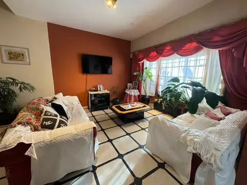 Casa 6 ambientes con 4 baños