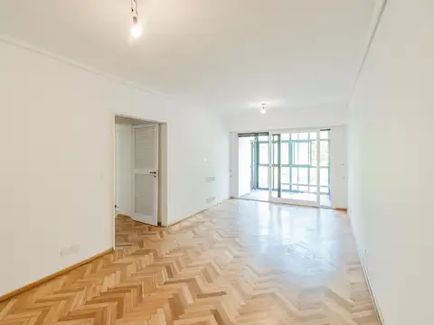 Departamento de tres ambientes. Frente con balcón. Recoleta