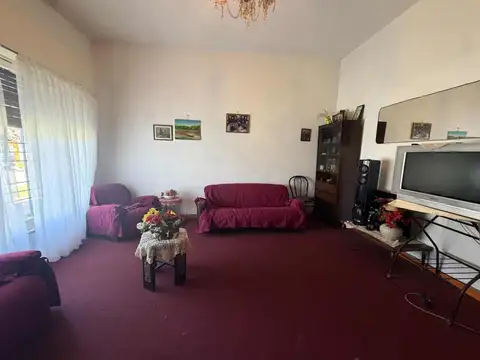 Casa con salida a dos calles en Banfield