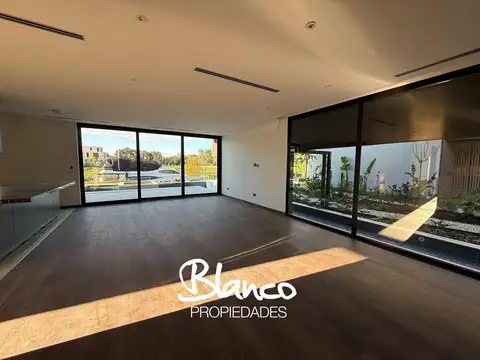 Casa en Alquiler con 2 cocheras