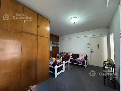 Depto. 2 Amb. al Lateral, Sobre Av. Maipú